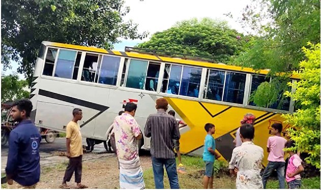 অটোরিকশাতে বাসের ধাক্কায় শিক্ষার্থীসহ ২ জন নিহত